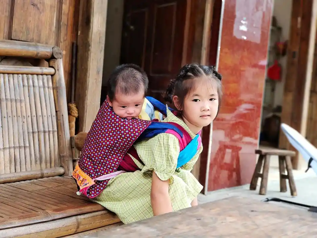 只有照片能记录这份珍贵 完美童年怎么能少得了姐姐背弟弟的画 - 抖