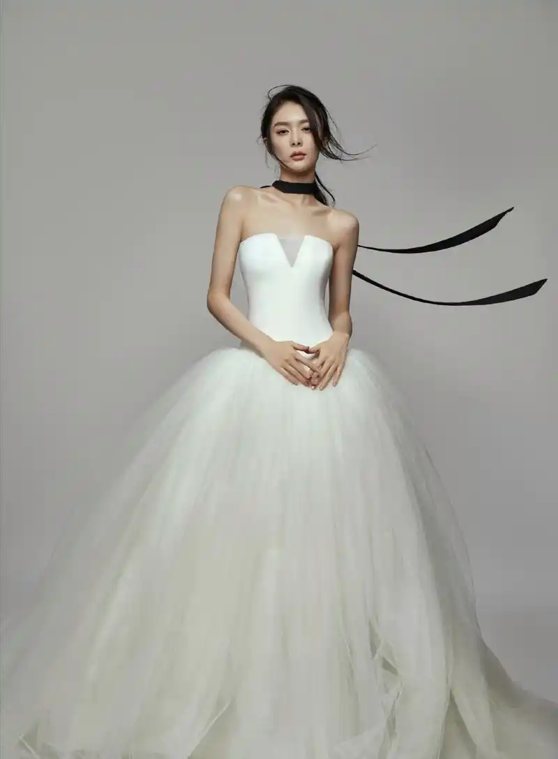 原创傅菁晒婚纱造型纯白婚纱搭配黑色颈带唯美浪漫又酷飒帅气
