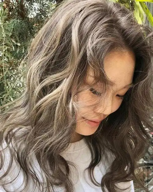 适合暗黄皮肤女生的3款发色显白又显气质染头发前一定要了解