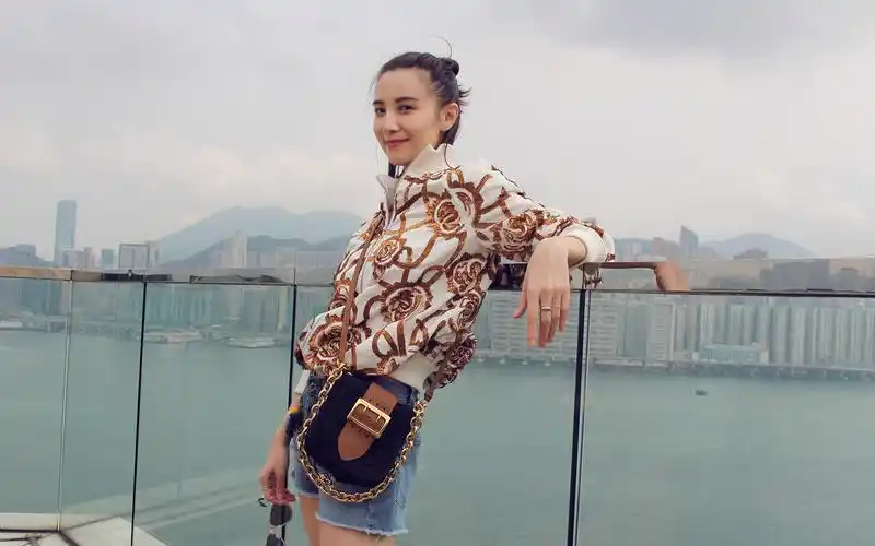 宋佳时尚唯美街拍图片桌面壁纸