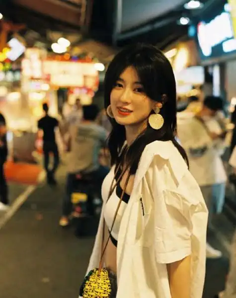 乔欣深夜逛夜市内衣外穿秀杨柳细腰俏皮嘟嘴像十八岁少女