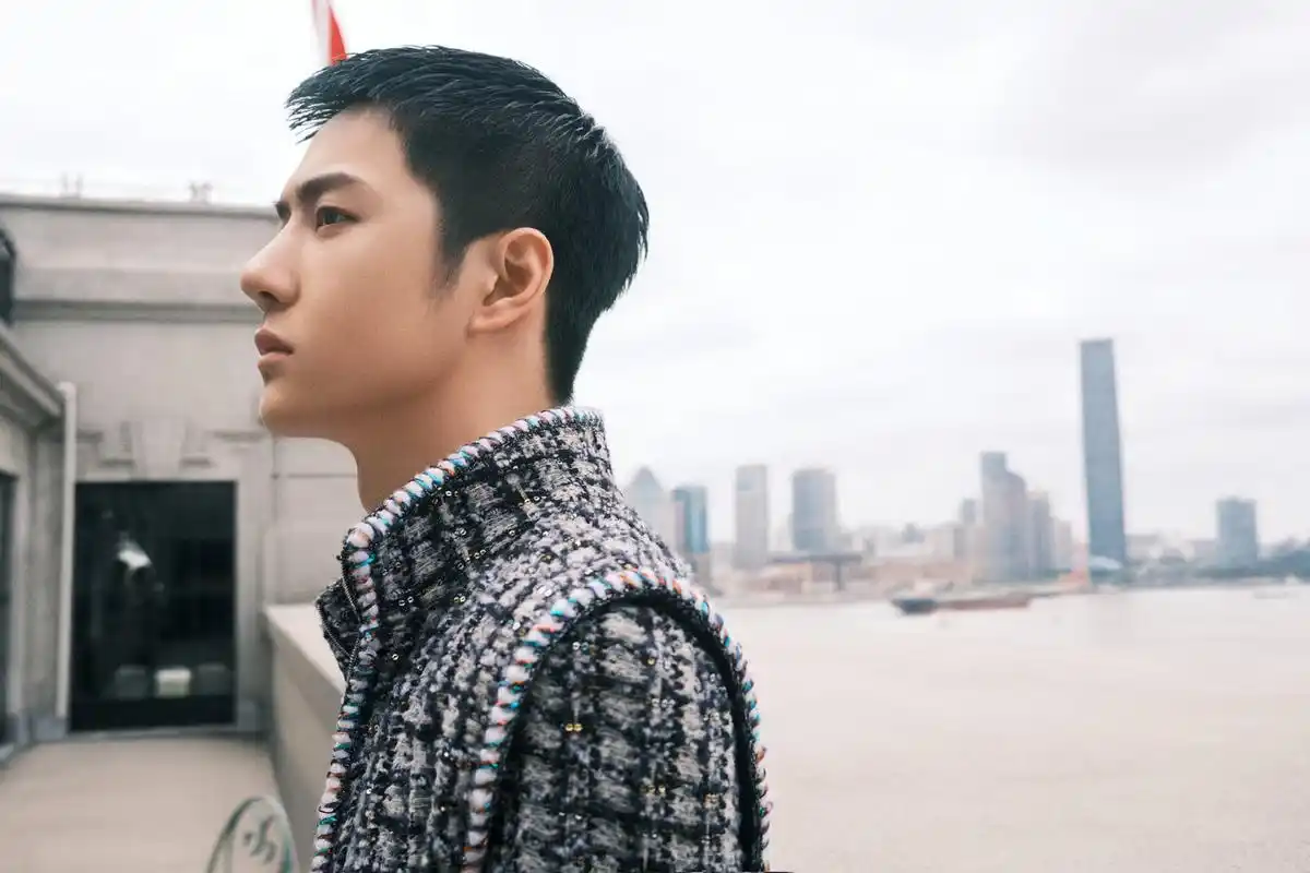 王一博 真帅,经典斜纹软呢外套碰撞利落墨绿短发,俊朗不羁.