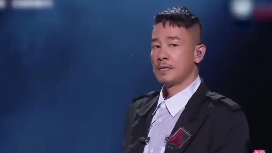 陈小春gai合唱《友情岁月》,超越原版的音乐,直接嗨翻全场|我们