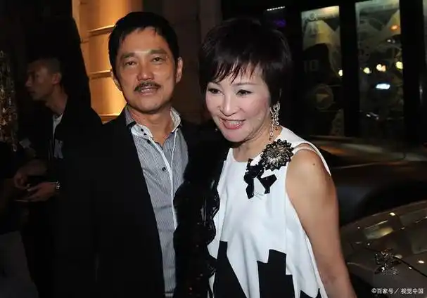 近日,享年71岁的狄波拉展现出非凡的状态,她被现任丈夫江耀城(胡须k)