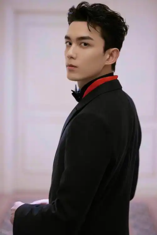 出席东京国际电影节红毯的@吴磊leo选择了一套zegna的定制西装,all