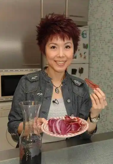 她与老公情断10年后宣布出柜从歌手历练成tvb老戏骨_关菊英_willy_风