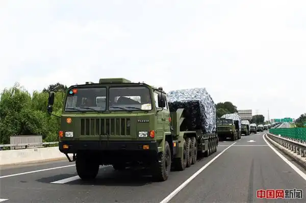 解放军调重装车队向天安门广场运送受阅战车!