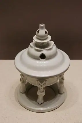 定窑白釉圈托五足熏炉