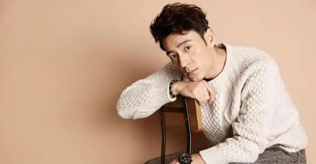 不幸的是,李光洁似乎没能抵御这些诱惑,在这一时期,他被曝出了一起