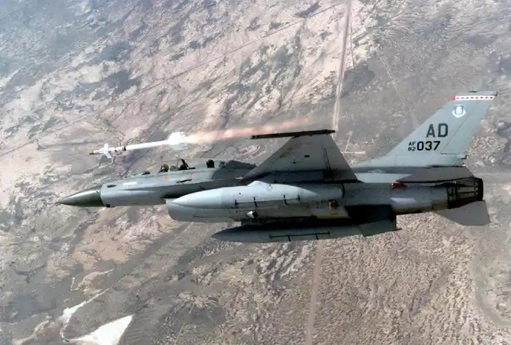 美军公然屠杀平民男子路上被f16机炮爆头军方拒绝透露消息