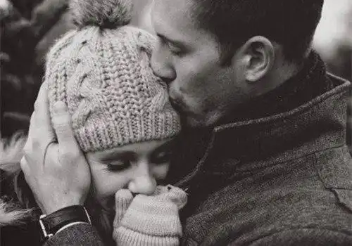 欧美个性情侣图片_深情拥抱亲吻