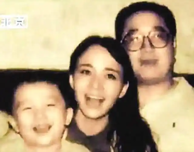 1997年,英达与比自己小8岁的梁欢结婚,并生一儿一女,宋丹丹也找寻到