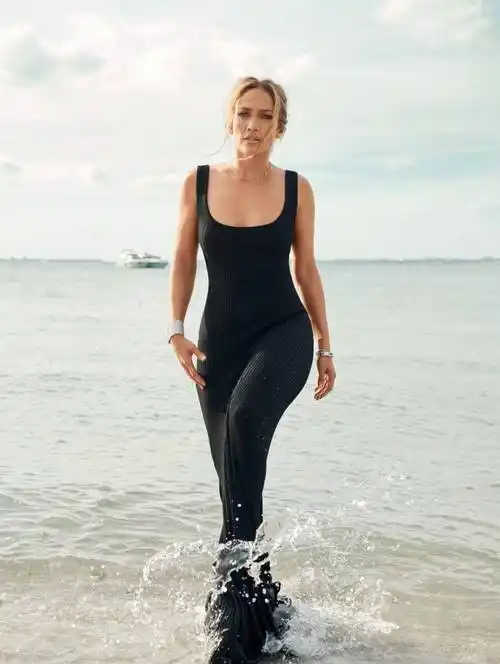 美国女演员珍妮弗·洛佩兹的时尚大片_詹妮弗·洛佩兹_封面_穿着