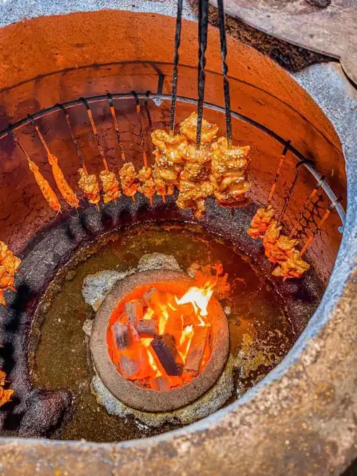 了人最吸引人的就是门口那个有千与千寻涂鸦的瓦缸了吧-听烧烤小哥说