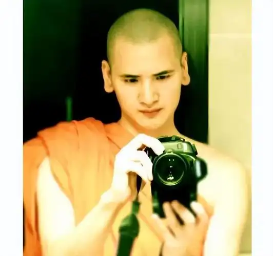 1980年出生的释明心,因为一首歌放弃公职出家当了僧人,又因为一张照片