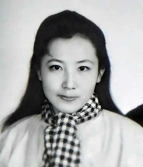 警方再发高颜值女逃犯悬赏通告赏金提至13万