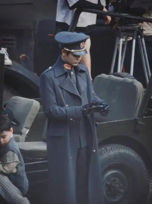 停不下来,尤其是里面几大帅哥的制服军装秀,超级养眼.