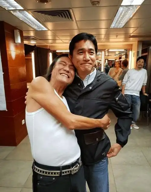 梁朝伟机场偶遇梁家辉热聊不断,两个影帝的装扮好接地气