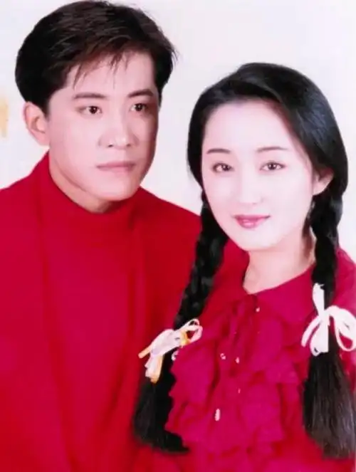 杨钰莹终究是老了,在美颜状态下年轻漂亮,但身材不会"说谎"