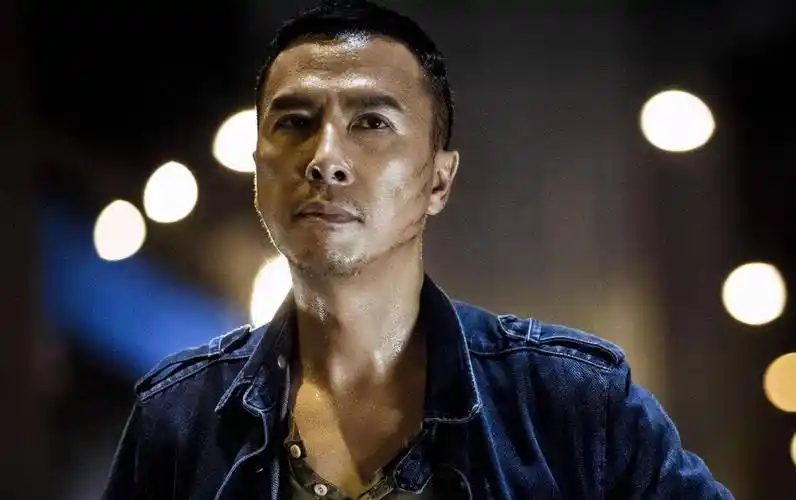 吴京甄子丹唱歌曝光,两人肩搭背吃火锅,俩人这是喝高兴了呀_电影_合唱