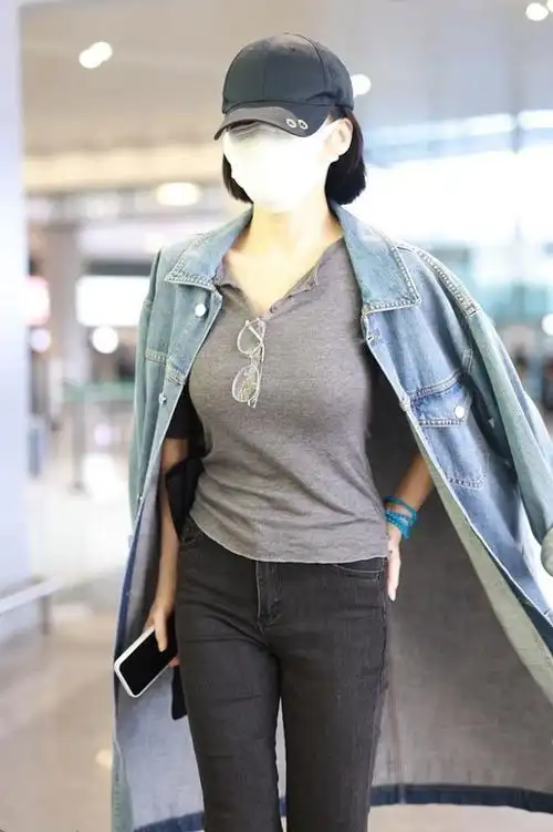 许晴真懂时尚外松内紧穿出大女人气场踩砖块鞋更时髦