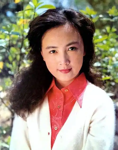 "红裙女神"赵静:演活了立秋,22岁嫁丹宁军,相守43年美满幸福_赵焕