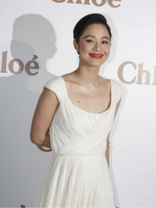 周韵不愧能被导演看上,化浓妆稍微收拾一下,穿身长裙曲线好吸睛_腾讯