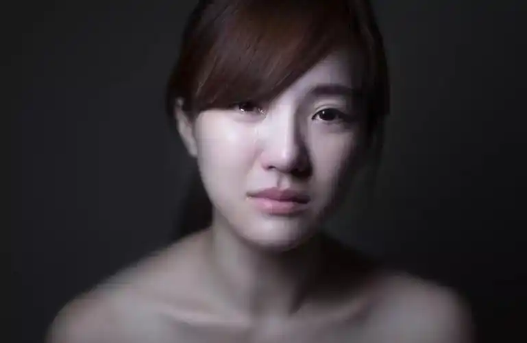 你为什么而哭摄影师用6年时间拍女孩的眼泪