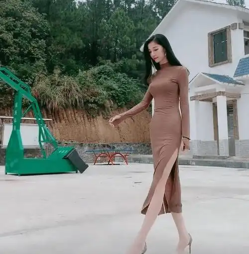黑长直大姐姐,"2米"身高穿开叉裙,真是太有女人味了!_网易订阅