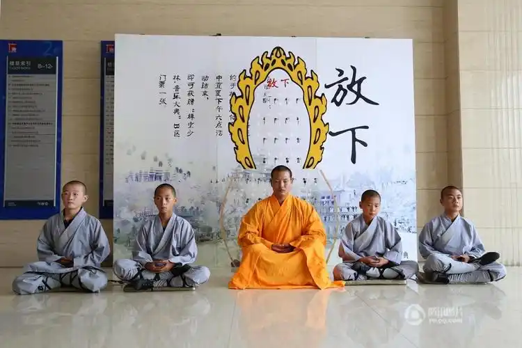 郑州小和尚写字楼打坐劝白领放下手机无人响应