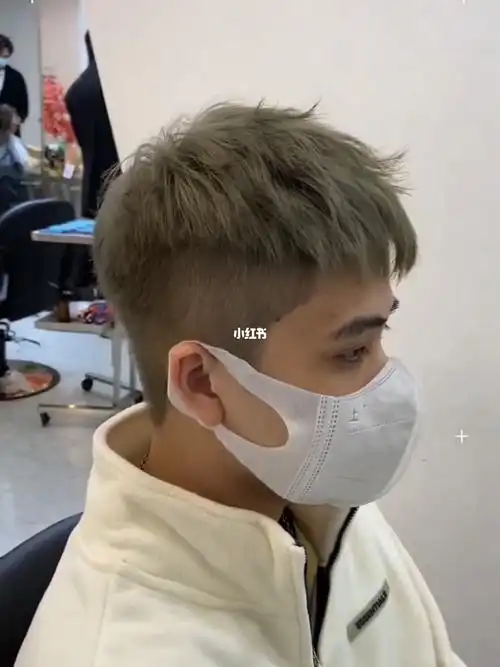 一款需要褪色的发色,需把头发褪到8度色才可以做的一款发色,做完这个