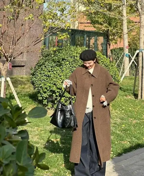 看了上海街拍才发现:潮人都穿"泥大衣 阔腿裤",个个时髦高级