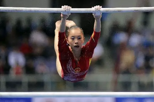 组图:姚金男举鲜花露笑脸 杠上做动作淡定从容