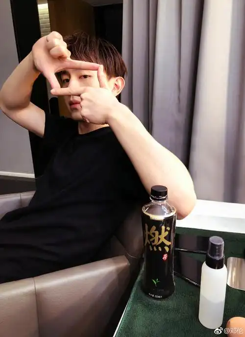 邓伦更博分享新鲜"自拍" 成功将帅气定格!