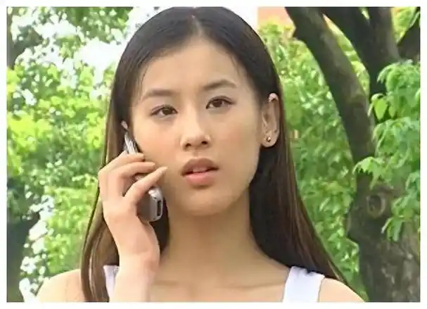 在电影《功夫》中,有一位哑巴女孩,她的名字叫黄圣依.