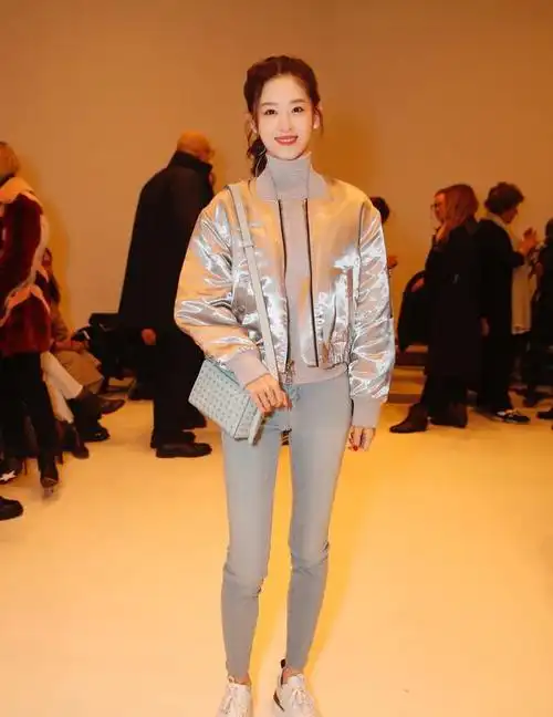 不像豪门阔太的章泽天一身银灰色休闲装真显青春少女范儿
