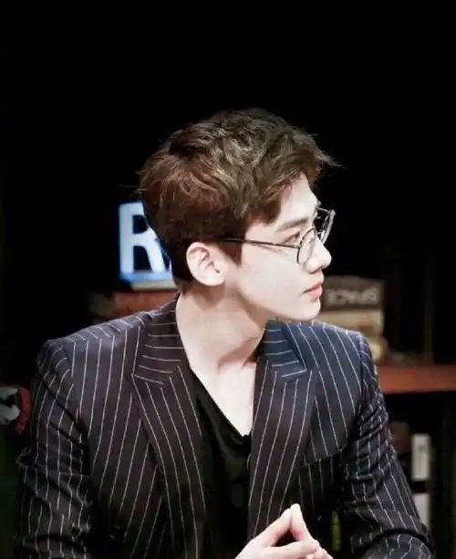 白敬亭搭配金丝眼镜,温柔,绅士,清透少年感