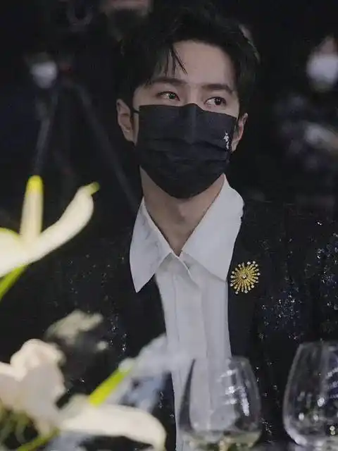 王一博口罩上印着无名