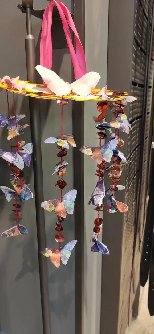 我通过《纸风铃》微课视频和教材内容,带领一年级同学进行风铃手工