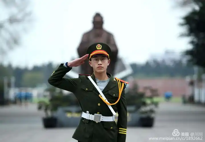 迎接第一缕阳光的人 摄影:川川 撰稿:丽平