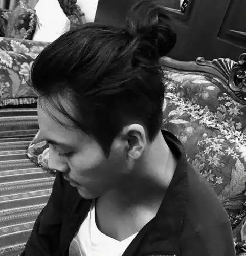 陈伟霆的半丸子头,这低头侧面长睫毛和胡须,棱角分明的侧脸,尽管是