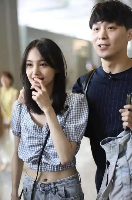 郑爽穿露脐装携男友现身小情侣甜蜜到不行