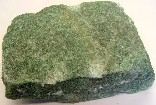 石英石质地坚硬,摩式硬度能达到7,比翡翠略低.