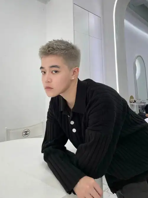 短发配极浅色就是很帅气啊