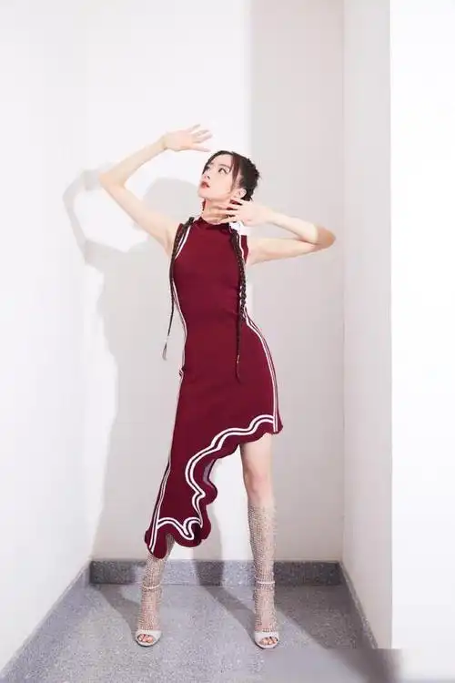 胡冰卿懒理绯闻穿酒红色上衣配开叉亮片裙躺地上美腿更撩人了