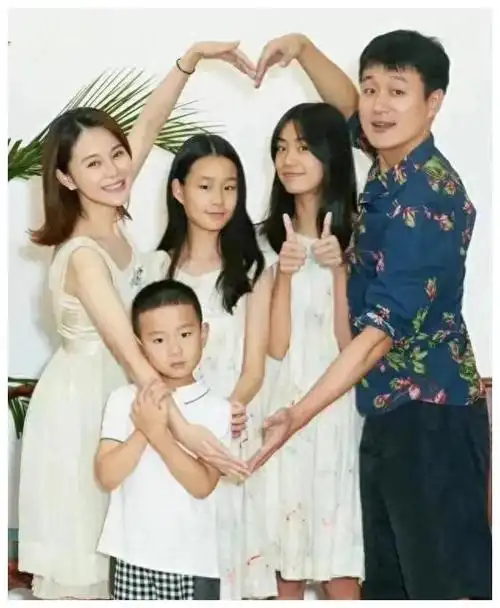 五口同框,佟大为家庭展现浓厚幸福氛围|娱乐圈|双胞胎|家庭生活_网易