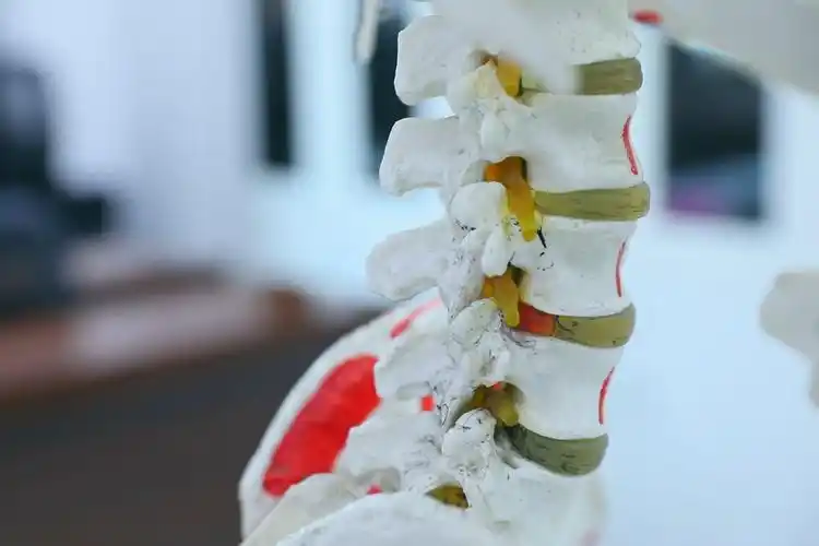 腰椎间盘突出,椎间孔镜微创治疗如何?这4个好处值得了解