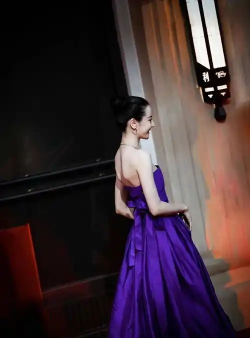 迪丽热巴的"蝴蝶背",究竟是性感还是病态?_肩胛骨_肌肉_手臂