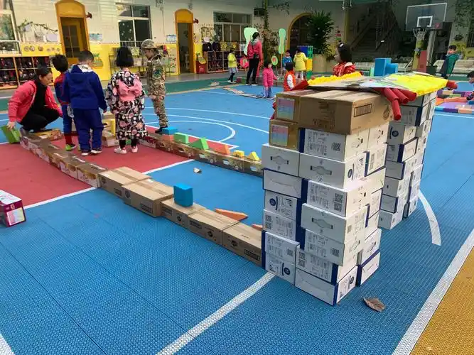 大班幼儿正在建构"西游记"表演舞台