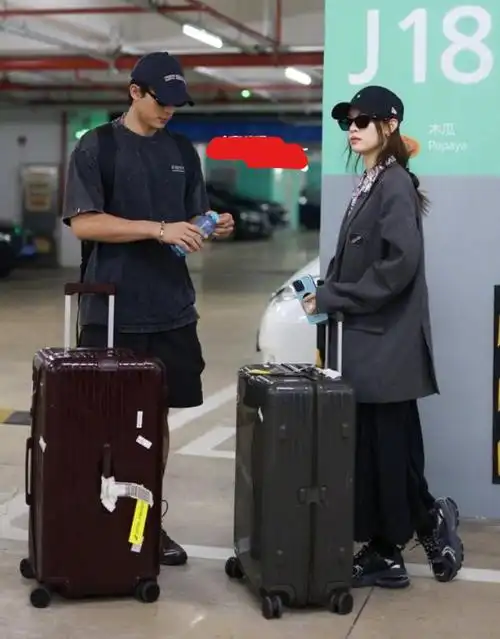 形影不离感情深厚,没穿情侣装风格迥异|钟楚曦|情侣装|感情_新浪新闻